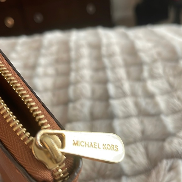 73.Michael kors Jet Set Tan Wallet - Picture 7 of 8